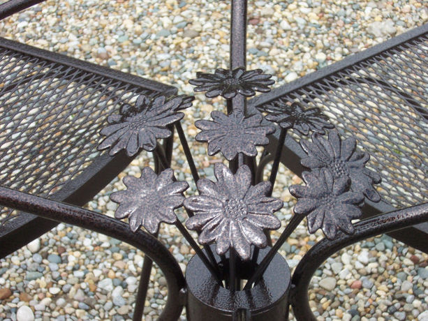 Настандартная металлоконструкция (садовый столик) после полимерно-порошковой покраски