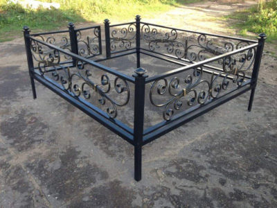 Изготовленная на заказ металлическая ритуальная ограда в Минске